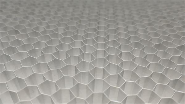 5052鋁板廠家_關于蜂窩鋁板的用途和優(yōu)點介紹