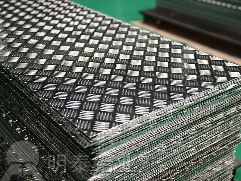 冷庫(kù)地板防滑用1060花紋鋁板哪里有售?廠家選擇哪個(gè)?